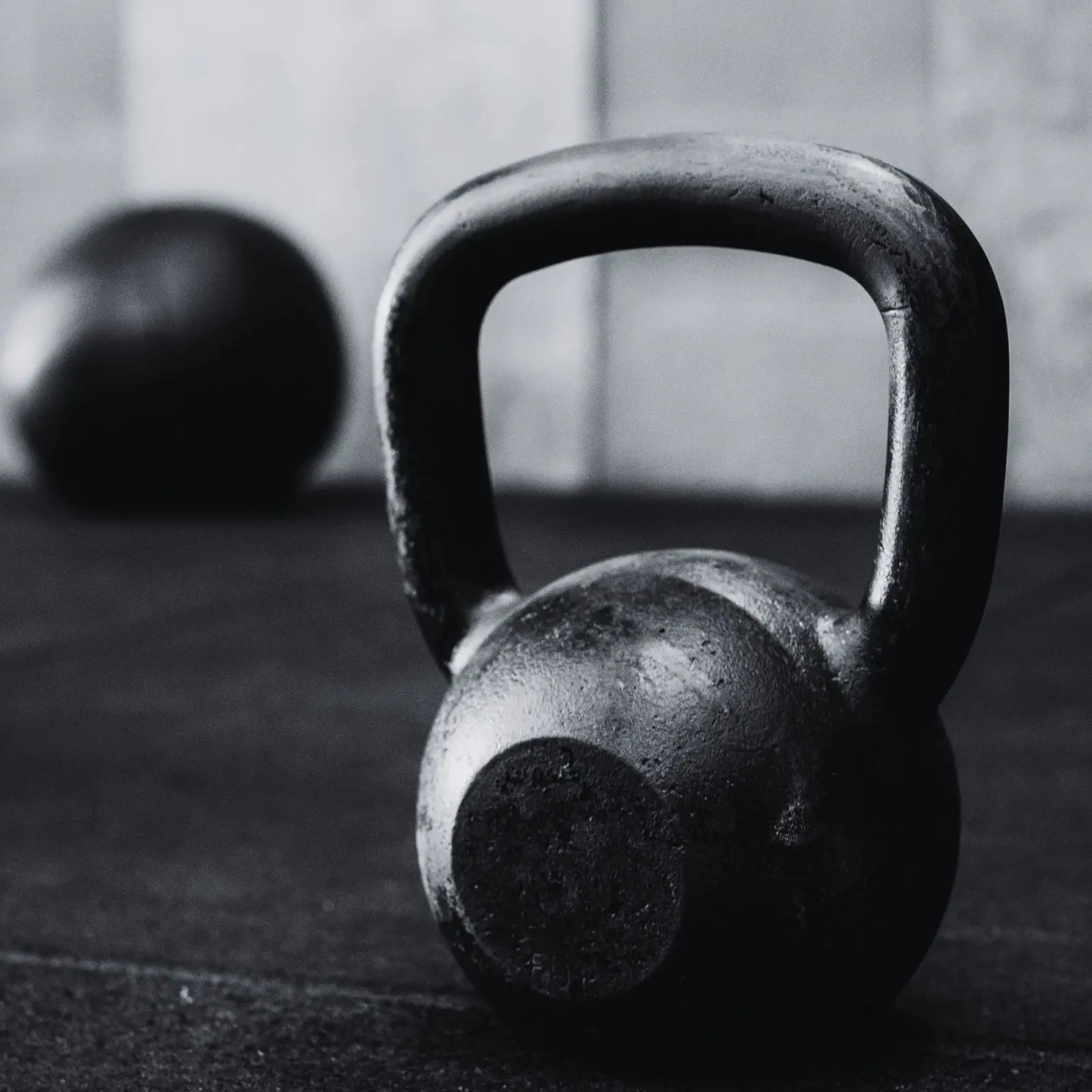 High-protein venison lifestyle image with kettlebell in gym, ideal for athletic and keto-friendly diets